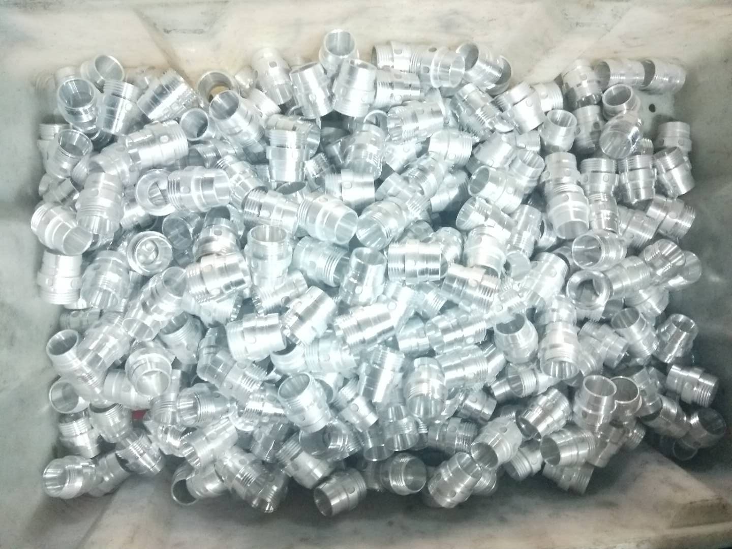 Ist Sandstrahlen ein Prozess, der eine abrasive Wirkung beinhaltet?